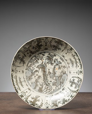 Lot 56 - (R) A LARGE SWATOW DISH, WITH BLUE AND WHITE PHOENIX DECOR, CHINA LATE MING DYNASTY