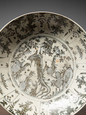 Lot 56 - (R) A LARGE SWATOW DISH, WITH BLUE AND WHITE PHOENIX DECOR, CHINA LATE MING DYNASTY