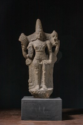 Lot 357 - (R) A FOUR-ARMED STANDING STONE VISHNU, INDIA VIJAYANAGAR, 15TH / 16TH CENTURY