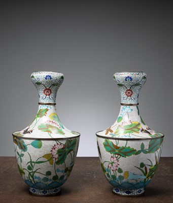 Lot 79 - (R) A PAIR OF CLOISONNE VASES, CHINA QING DYNASTY (1796 - 1820)