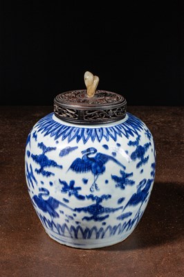 Lot 77 - (R) A BLUE AND WHITE PORCELAIN JAR WITH WOOD AND JADE COVER, CHINA, 16TH CENTURY