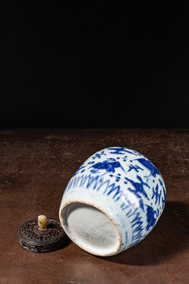 Lot 77 - (R) A BLUE AND WHITE PORCELAIN JAR WITH WOOD AND JADE COVER, CHINA, 16TH CENTURY