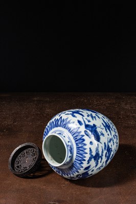 Lot 77 - (R) A BLUE AND WHITE PORCELAIN JAR WITH WOOD AND JADE COVER, CHINA, 16TH CENTURY