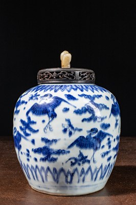 Lot 77 - (R) A BLUE AND WHITE PORCELAIN JAR WITH WOOD AND JADE COVER, CHINA, 16TH CENTURY
