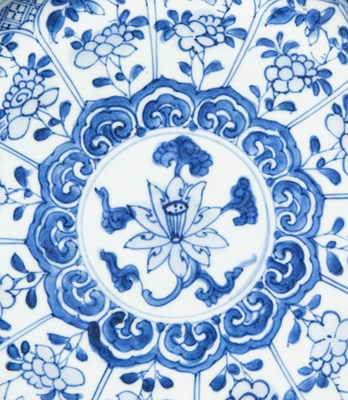 Lot 90 - (R) A LARGER BLUE AND WHITE PORCELAIN DISH, CHINA , KANGXI , APPROXIMATELY 1700