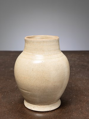 Lot 92 - (R) YING DING VASE CHINA SONG DYNASTY 12TH CENTURY