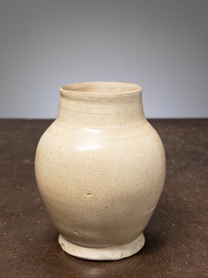 Lot 92 - (R) YING DING VASE CHINA SONG DYNASTY 12TH CENTURY