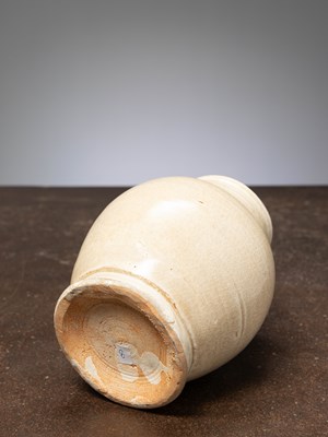 Lot 92 - (R) YING DING VASE CHINA SONG DYNASTY 12TH CENTURY