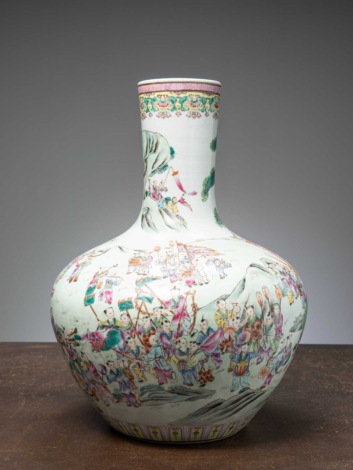 Lot 39 - (R) A LARGE FAMILLE-ROSE BALUSTER VASE, CHINA QING DYNASTY, QIANLONG PERIOD (1736-1795)