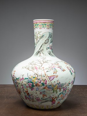 Lot 39 - (R) A LARGE FAMILLE-ROSE BALUSTER VASE, CHINA QING DYNASTY, QIANLONG PERIOD (1736-1795)