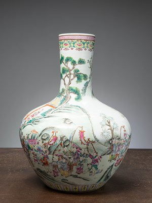 Lot 39 - (R) A LARGE FAMILLE-ROSE BALUSTER VASE, CHINA QING DYNASTY, QIANLONG PERIOD (1736-1795)