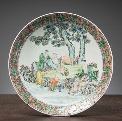Lot 330 - (R) A LARGE FAMILLE VERTE PORCELAIN DISH , CHINA, QING DYNASTY (1820 - 1850)