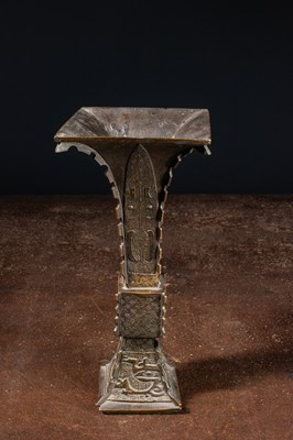 Lot 19 - (R) ARCHAIC GU TYPE BRONZE VASE SHANG DYNASTY (1600-1046 BC) WITH LATER INSCRIPTION