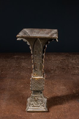 Lot 19 - (R) ARCHAIC GU TYPE BRONZE VASE SHANG DYNASTY (1600-1046 BC) WITH LATER INSCRIPTION