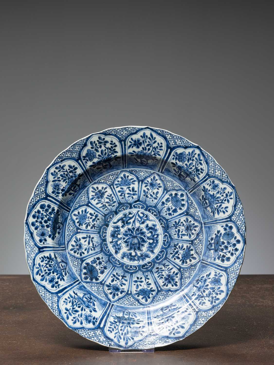 Lot 32 - (R) A CHINESE BLUE&WHITE EXPORT DISH, CHINA 18TH CENTURY WITH KANGXI MARK