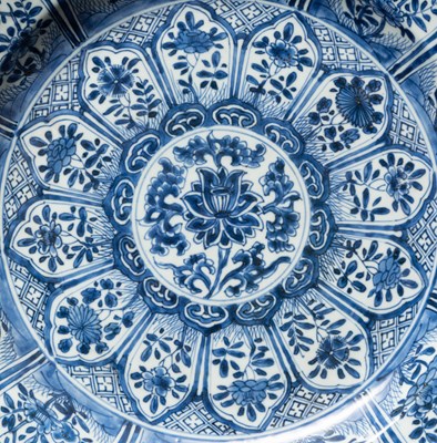Lot 32 - (R) A CHINESE BLUE&WHITE EXPORT DISH, CHINA 18TH CENTURY WITH KANGXI MARK