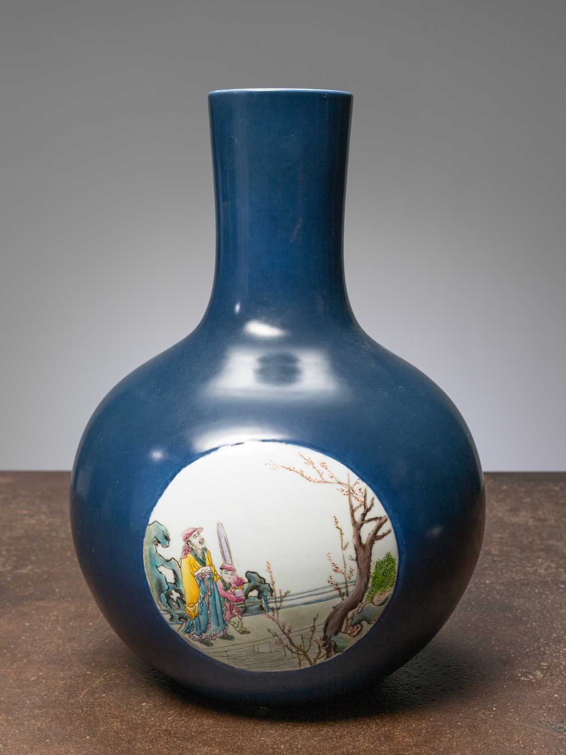 Lot 17 - (R) A CHINESE BOTTLEVASE, 20TH CENTURY WITH QIANLONG MARK; CHINESE REPUBLIC PERIOD