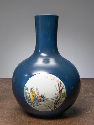 Lot 17 - (R) A CHINESE BOTTLEVASE, 20TH CENTURY WITH QIANLONG MARK; CHINESE REPUBLIC PERIOD