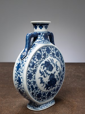 Lot 55 - (R) A CHINESE BIANHU MOONFLASK, DAOGUANG MARK, 20TH CENTURY