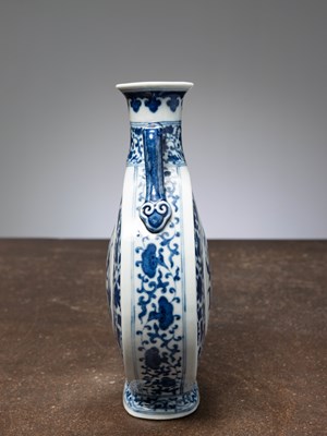 Lot 55 - (R) A CHINESE BIANHU MOONFLASK, DAOGUANG MARK, 20TH CENTURY