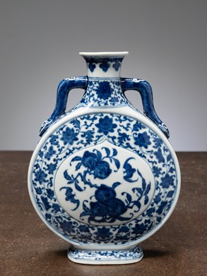 Lot 55 - (R) A CHINESE BIANHU MOONFLASK, DAOGUANG MARK, 20TH CENTURY