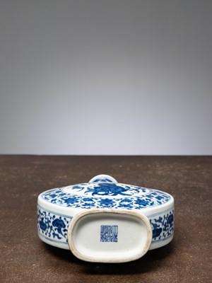 Lot 55 - (R) A CHINESE BIANHU MOONFLASK, DAOGUANG MARK, 20TH CENTURY