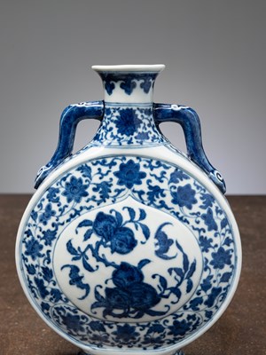 Lot 55 - (R) A CHINESE BIANHU MOONFLASK, DAOGUANG MARK, 20TH CENTURY