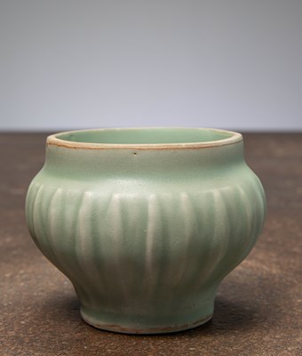 Lot 329 - (R )A SMALL BOWL, LUNG CHUAN, SUNG DYNASTY, CHINA, 12TH CENTURY