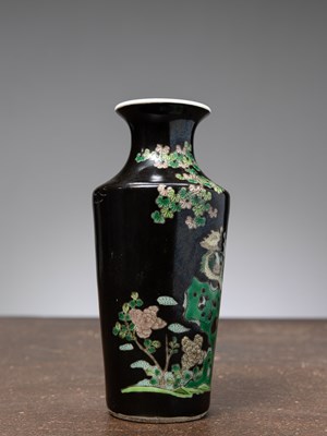 Lot 91 - (R) A SMALL RUOHAN VASE, FAMILLE VERTE / FAMILLE NOIRE, CHINA, 1800