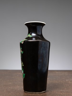 Lot 91 - (R) A SMALL RUOHAN VASE, FAMILLE VERTE / FAMILLE NOIRE, CHINA, 1800