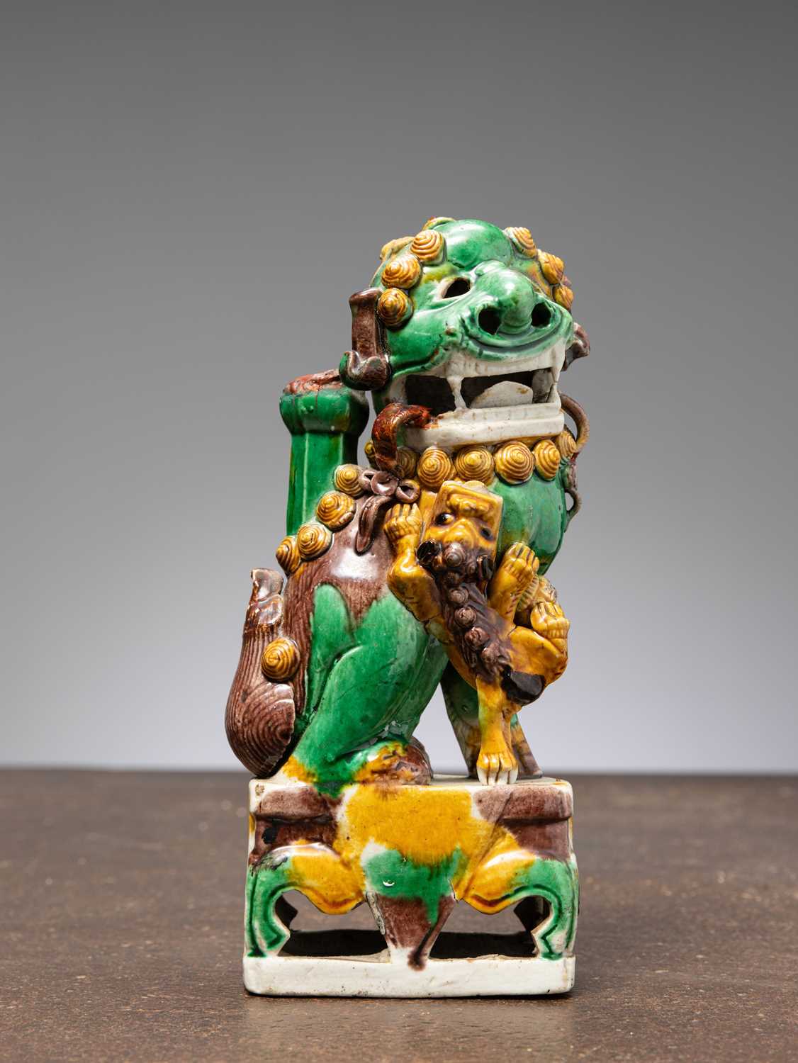 Lot 51 - (R) A FO-DOG, SANCAI GLAZE, KANGXI PERIOD, CHINA, 1700 (RESTORED)