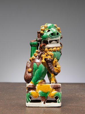 Lot 51 - (R) A FO-DOG, SANCAI GLAZE, KANGXI PERIOD, CHINA, 1700 (RESTORED)
