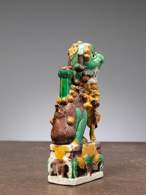 Lot 51 - (R) A FO-DOG, SANCAI GLAZE, KANGXI PERIOD, CHINA, 1700 (RESTORED)