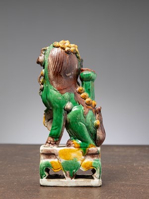Lot 51 - (R) A FO-DOG, SANCAI GLAZE, KANGXI PERIOD, CHINA, 1700 (RESTORED)