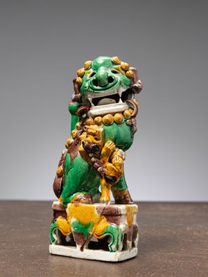 Lot 51 - (R) A FO-DOG, SANCAI GLAZE, KANGXI PERIOD, CHINA, 1700 (RESTORED)