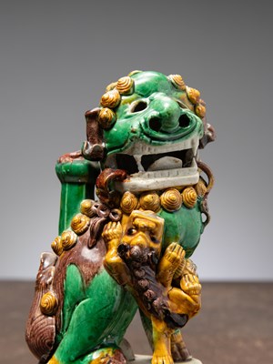Lot 51 - (R) A FO-DOG, SANCAI GLAZE, KANGXI PERIOD, CHINA, 1700 (RESTORED)