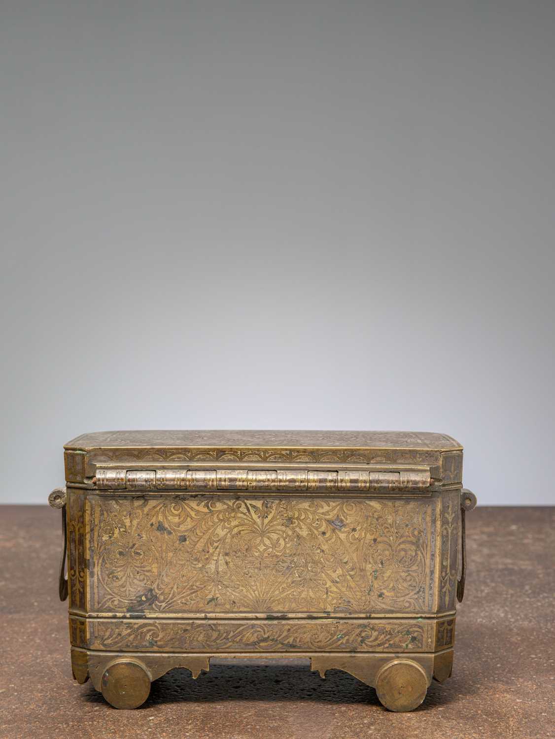 Lot 23 - (R) BRASS BETEL NUT BOX (LOTOAN), JOLO EMPIRE, BORNEO, 14TH CENTURY