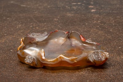 Lot 236 - (R) AN INKWELL IN LOTUS LEAF SHAPE, AGATE, CHINA, 18TH TO 19TH CENTURY