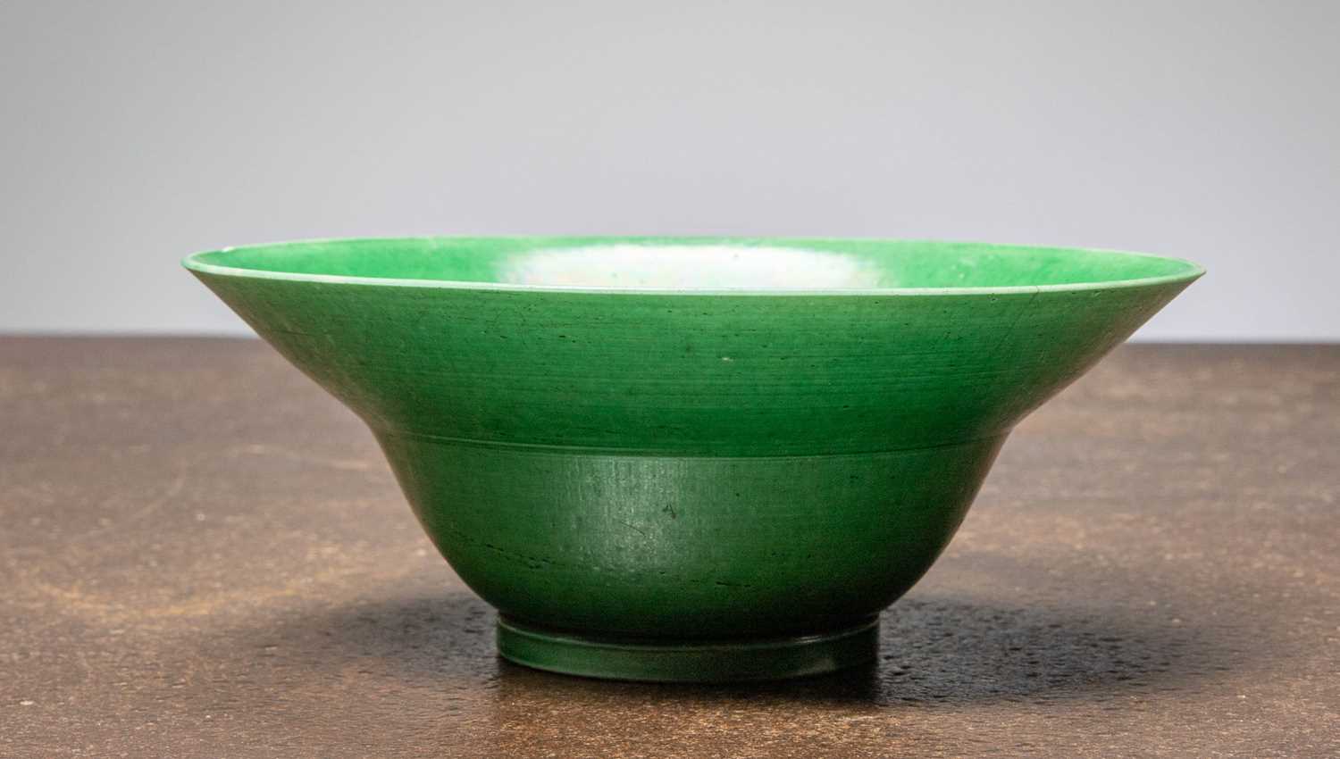 Lot 77 - (R) A CHINESE GREEN GLAZED BOWL, KANGXI (1662–1722)