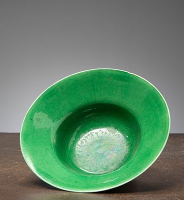 Lot 77 - (R) A CHINESE GREEN GLAZED BOWL, KANGXI (1662–1722)