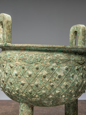 Lot 82 - (R) A CHINESE BRONZE TRIPOD VESSEL, POSSIBLY EASTERN ZHOU PERIOD (C 770-256BC)