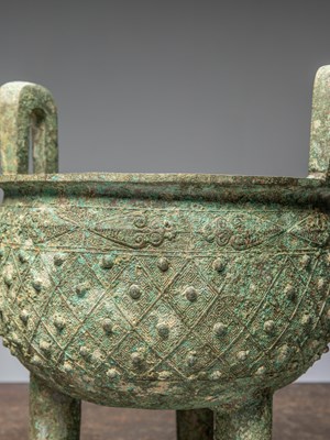 Lot 82 - (R) A CHINESE BRONZE TRIPOD VESSEL, POSSIBLY EASTERN ZHOU PERIOD (C 770-256BC)