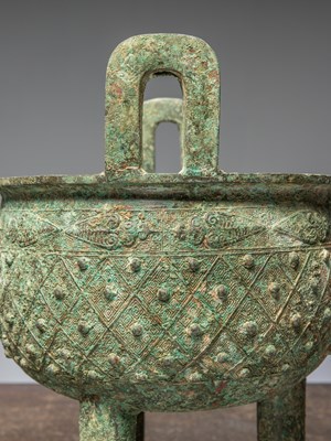 Lot 82 - (R) A CHINESE BRONZE TRIPOD VESSEL, POSSIBLY EASTERN ZHOU PERIOD (C 770-256BC)