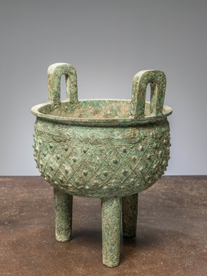 Lot 82 - (R) A CHINESE BRONZE TRIPOD VESSEL, POSSIBLY EASTERN ZHOU PERIOD (C 770-256BC)