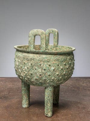 Lot 82 - (R) A CHINESE BRONZE TRIPOD VESSEL, POSSIBLY EASTERN ZHOU PERIOD (C 770-256BC)