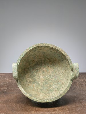 Lot 82 - (R) A CHINESE BRONZE TRIPOD VESSEL, POSSIBLY EASTERN ZHOU PERIOD (C 770-256BC)