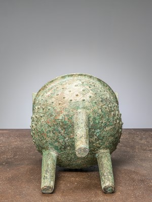 Lot 82 - (R) A CHINESE BRONZE TRIPOD VESSEL, POSSIBLY EASTERN ZHOU PERIOD (C 770-256BC)