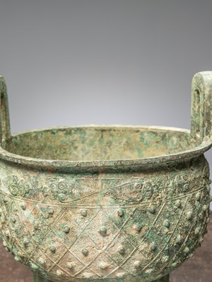 Lot 82 - (R) A CHINESE BRONZE TRIPOD VESSEL, POSSIBLY EASTERN ZHOU PERIOD (C 770-256BC)