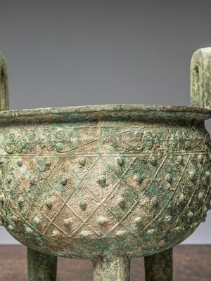 Lot 82 - (R) A CHINESE BRONZE TRIPOD VESSEL, POSSIBLY EASTERN ZHOU PERIOD (C 770-256BC)
