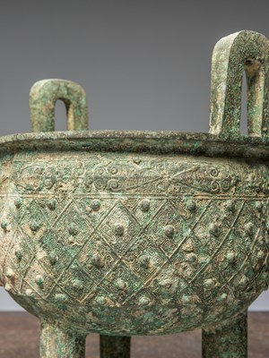 Lot 82 - (R) A CHINESE BRONZE TRIPOD VESSEL, POSSIBLY EASTERN ZHOU PERIOD (C 770-256BC)